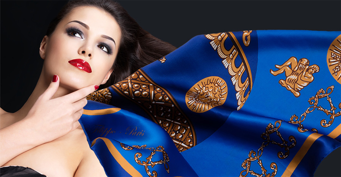 Carré de soie Montgolfière bleu et or porté par un mannequin